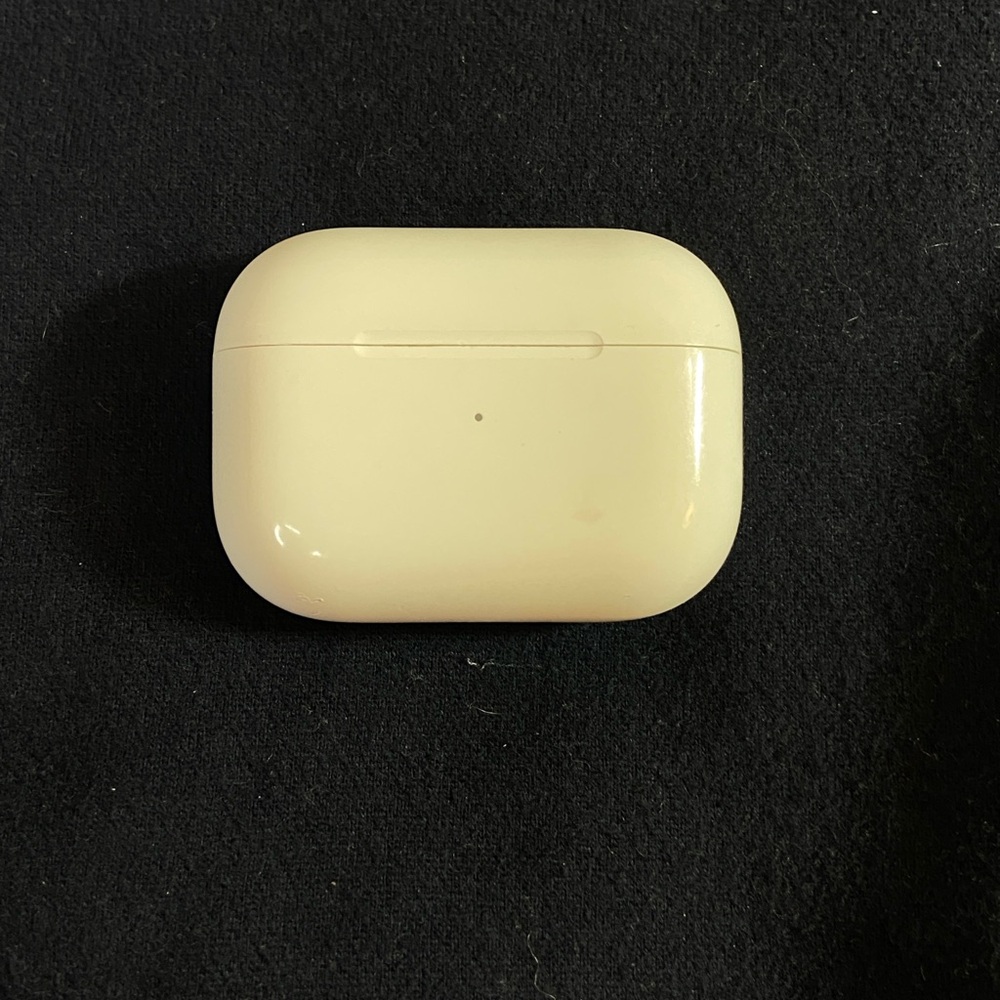 Apple AirPods Pro with Wireless Charging Case White first GEN very good